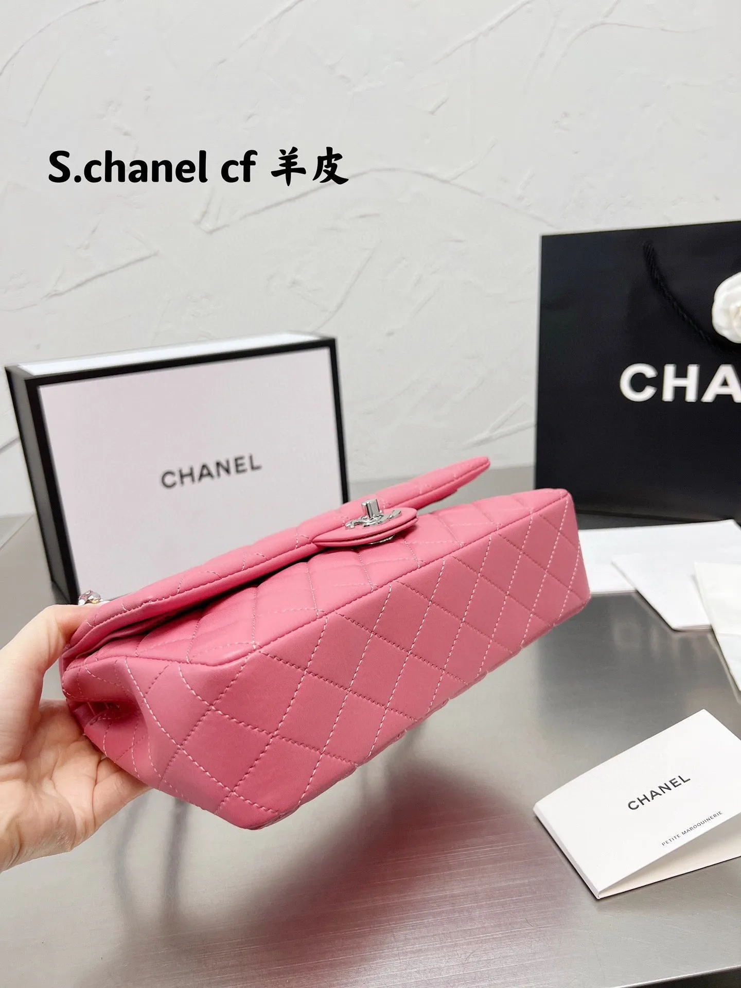 CC650 Classic Handbag / 6 × 9.9 × 2.5 in